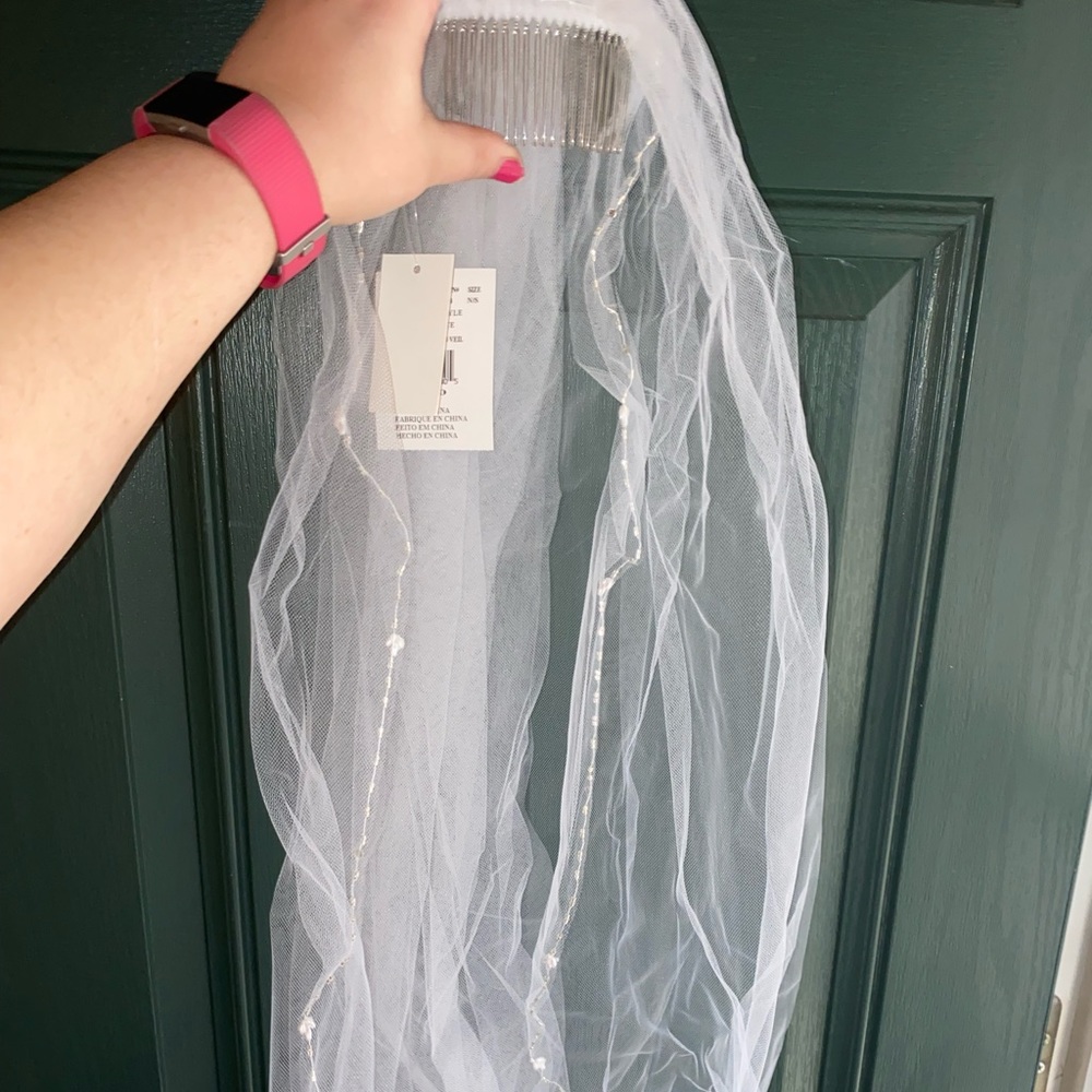 BRAND NEW WITH TAGS veil! Perfect for your big day!